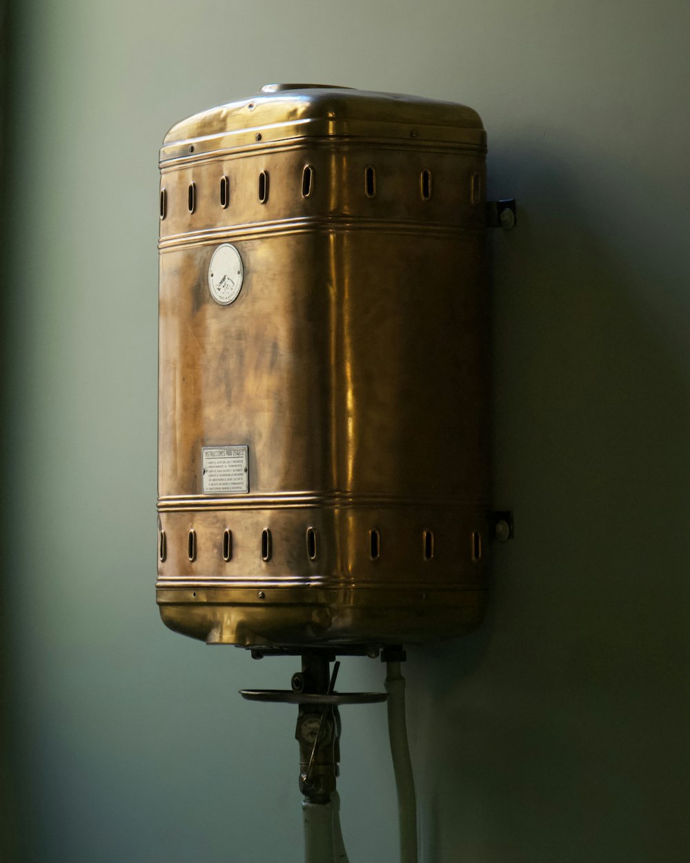 Wall-mounted hot water system with copper pipework
